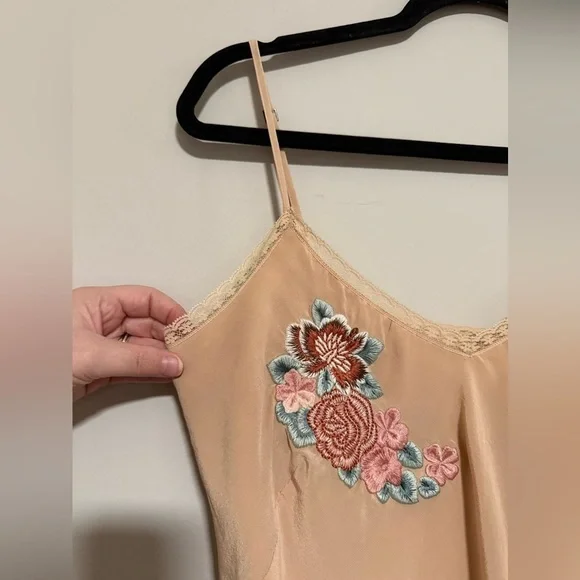 Banana Republic Vintage Y2K Floral Embroidered Silk Cami Top Size 0 Dainty Boho - Picture 3 of 10